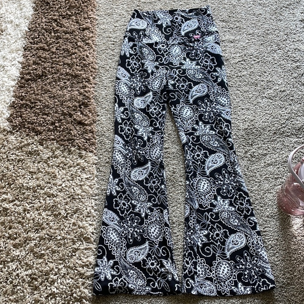 Wide leg, super stretchy, accent pants.